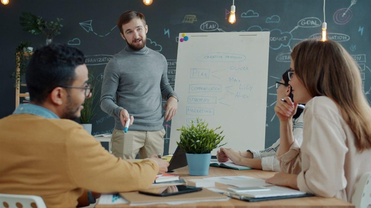 企業培訓講師依據員工個人化學習路徑進行小組討論與指導
