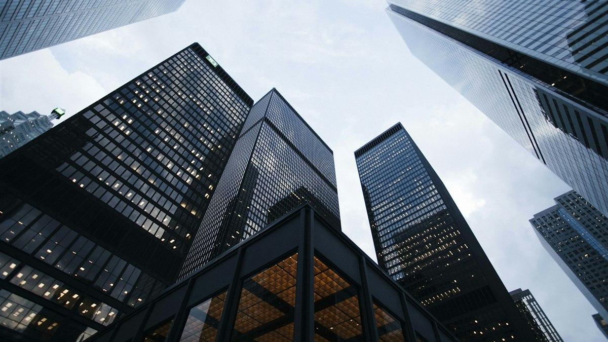 台灣金融業辦公大樓，金控企業推動海外布局與外派人才英語培訓