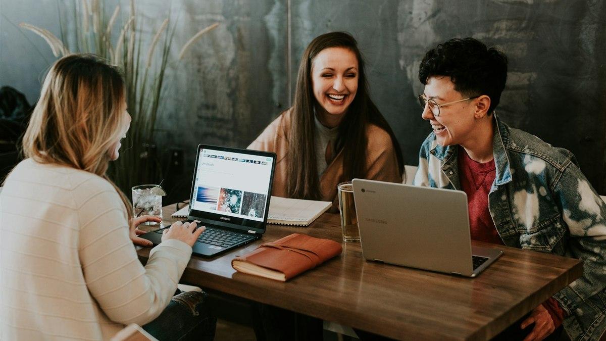 新鮮人報到後與團隊夥伴協作討論，企業 onboarding 新人訓練場景