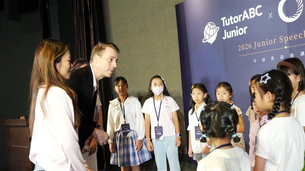Oxford University Press representative Mark Avery speaking with TutorABC Junior finalists at the contest venue in Taipei