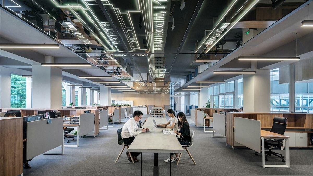 現代化辦公室中的團隊,年中留任風險盤點與人才發展對話場景