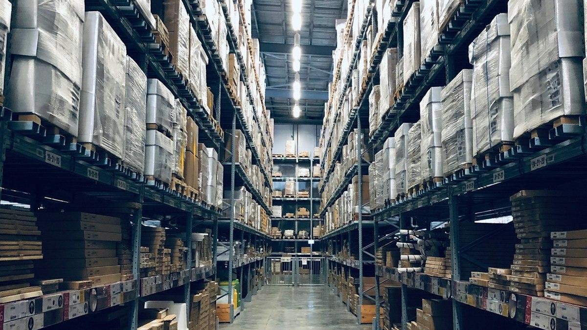 倉儲物流通道展現貿易企業的外銷營運場景,呼應業務團隊英語培訓的實戰情境