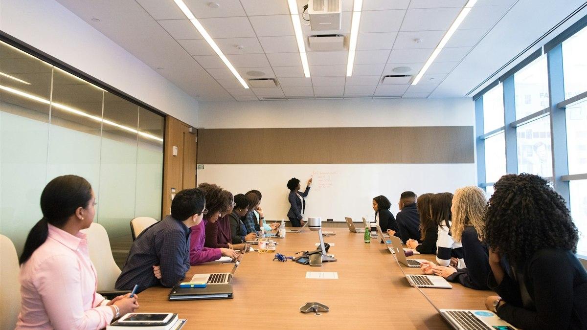 企業團隊在會議室進行多人英文小班共學與會議情境演練