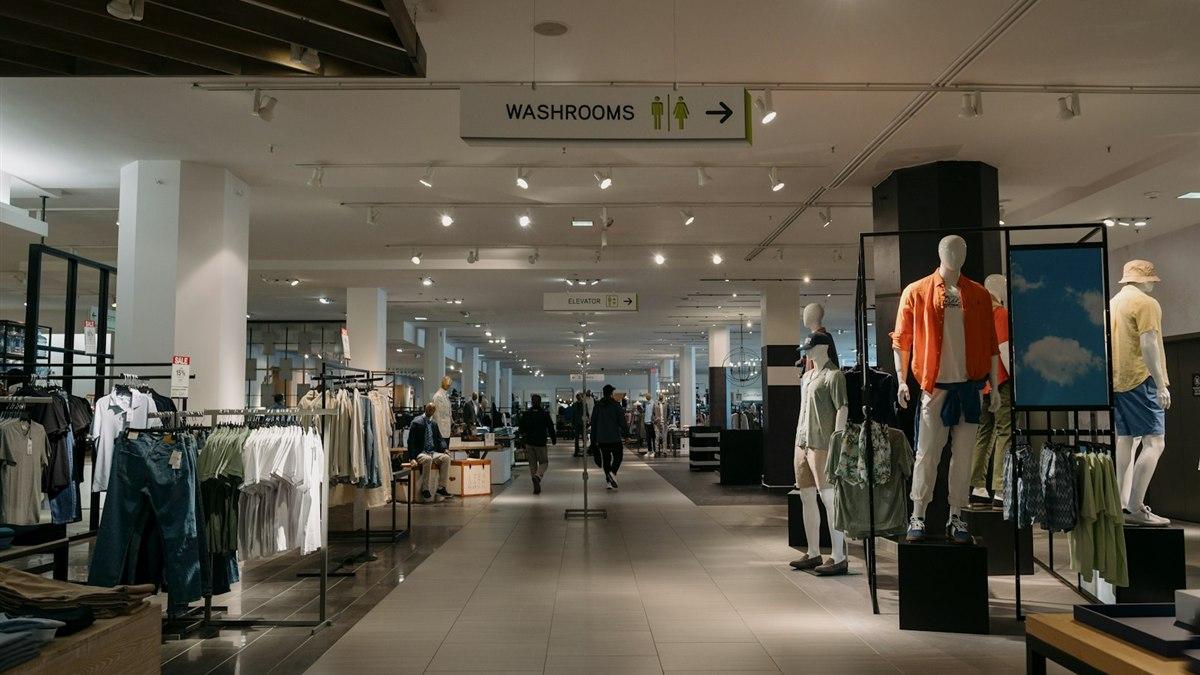 台灣電商品牌拓展英國實體通路示意圖:明亮寬敞的服飾賣場