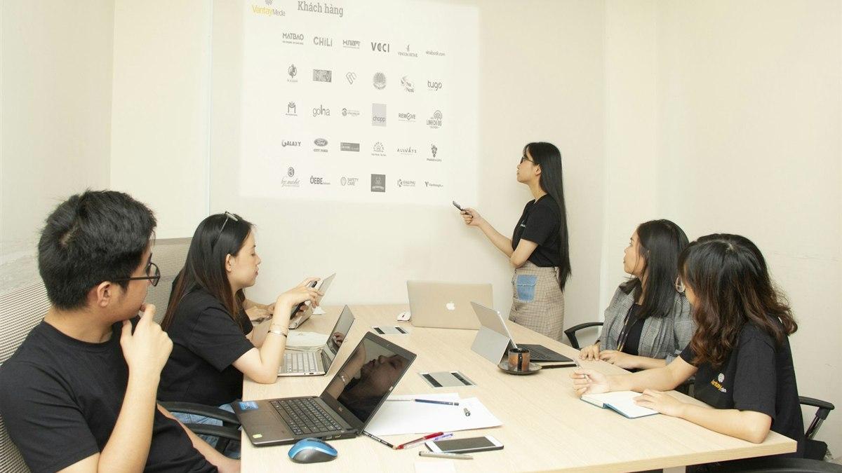 外師在企業英文培訓課堂上帶領團隊進行情境演練