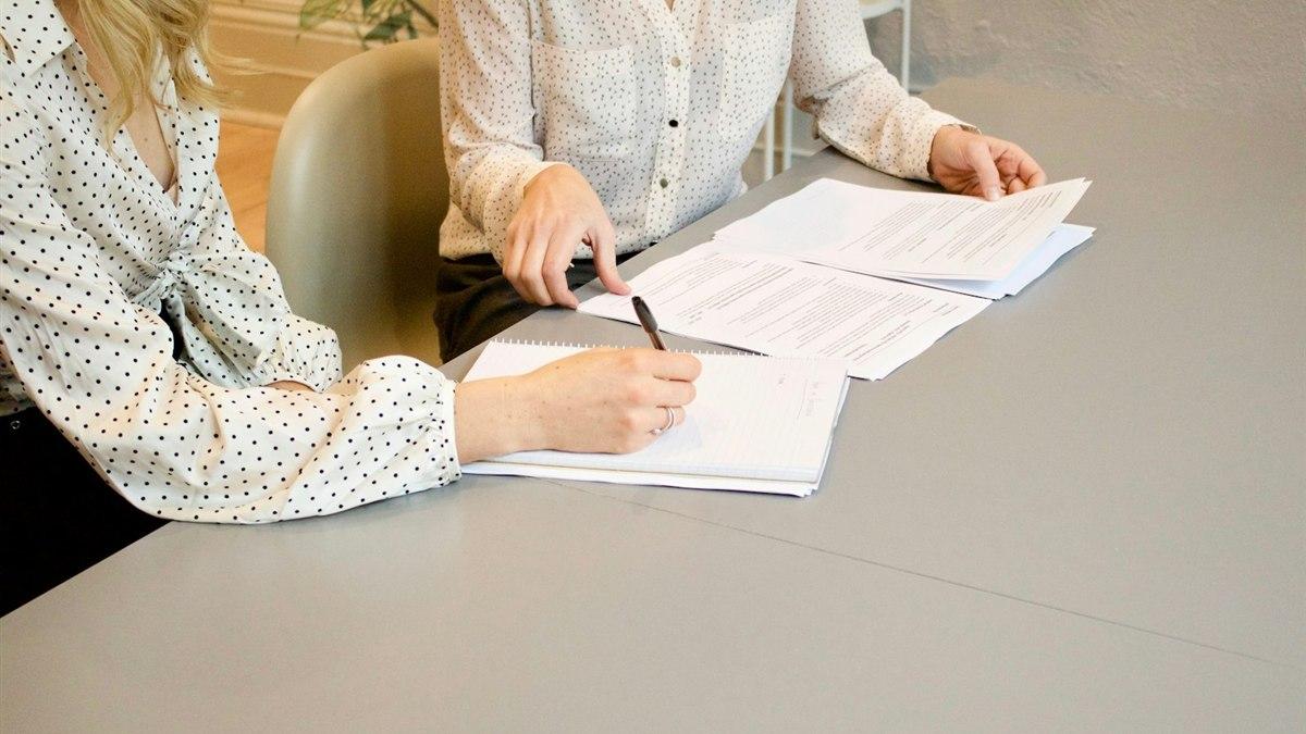 人資與法務一起核對企業英文培訓合約的條款細節